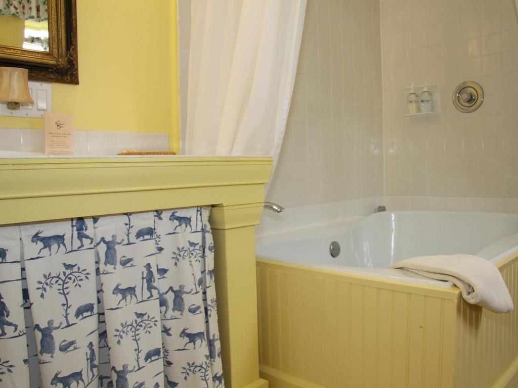 The Notchland Inn Bartlett Room photo