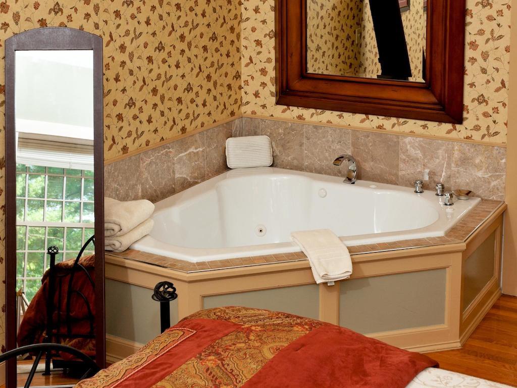 The Notchland Inn Bartlett Room photo